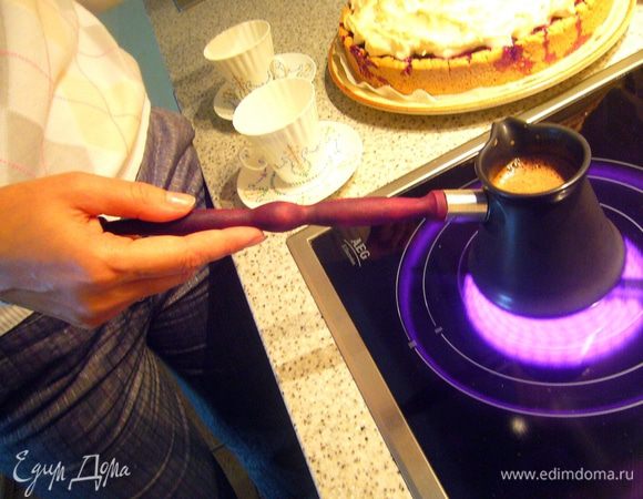 Молотый кофе залить кипятком, размешать ложкой, варить на среднем огне до поднятия пены. Влить чайную ложку ледяной воды, чтобы гуща ушла на дно. 