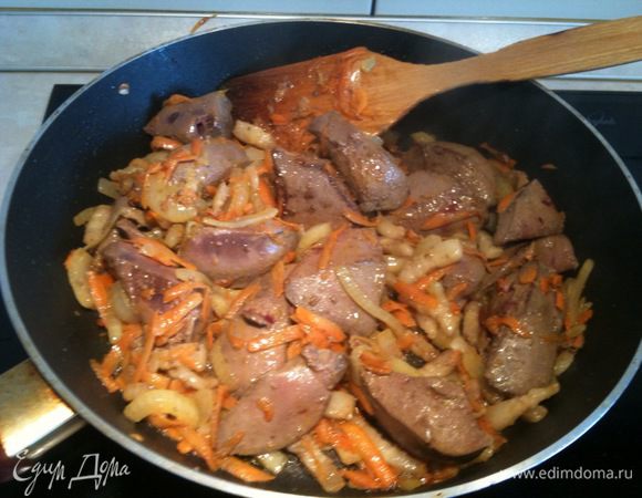 Лук нарезать кубиками, морковь натереть на терке и спасеровать на растительном масле в течение 5 мин. Добавить нарезанную на кусочки печень, посолить, поперчить и жарить на среднем огне до готовности...