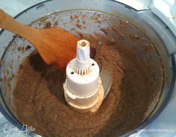 Готовую печень с овощами измельчить в процессоре до однородной пастообразной массы...