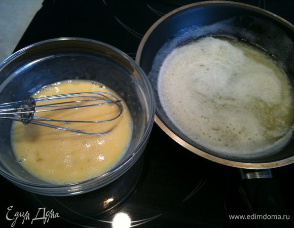 В мисочке слегка взбить яйца. В сковородке растопить сливочное масло...