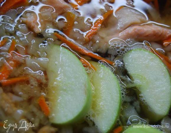 Процесс варки ухи сильно описывать не буду. Начну с того момента,когда в нее закладываются яблоки (за  5-7 минут до готовности) и зерна укропа.