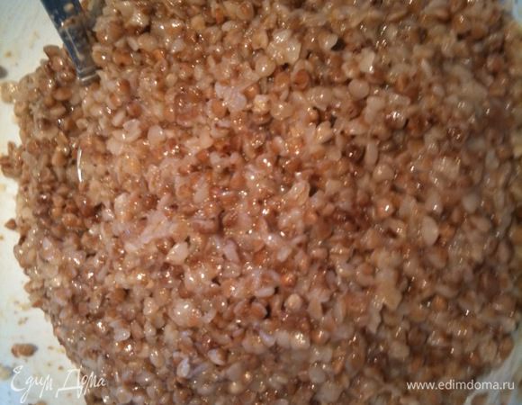 В гречку добавить яйца и сливочное масло и хорошо перемешать...