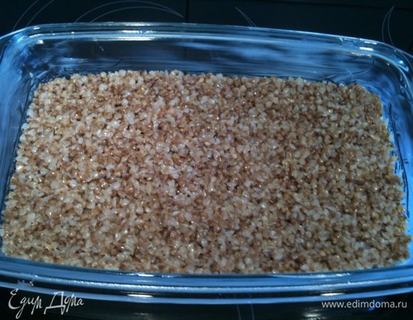 Форму смазать сливочным маслом и выложить в нее 1/2 гречневой массы, разровнять и слегка утрамбовать...