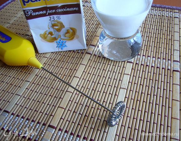 Подготовим взбитые сливки. Я взбиваю сливки специальным маленьким миксером. Для этих целей лучше подойдёт узкий бокал. Смешиваем сливки с сахарной пудрой по вкусу, наклоняем бокал под углом (так пена образуется быстрее) и взбиваем сливки до получения плотной пены. Можно для этих целей использовать обычный венчик либо погружной блендер. Таким же образом готовят пену для капучино, только сливки нагревают предварительно до 60 гр. и процесс взбивания более длительный. Сливки для капучино лучше брать меньшей жирности, чтобы пена была более лёгкой и воздушной.