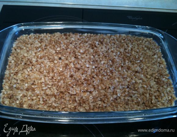 На печень сново гречку, разровнять, слегка утрамбовать...