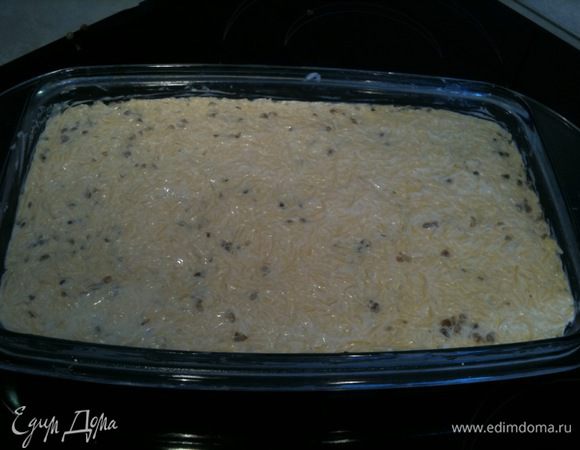 Выложить на гречку сырно-сметанную массу...