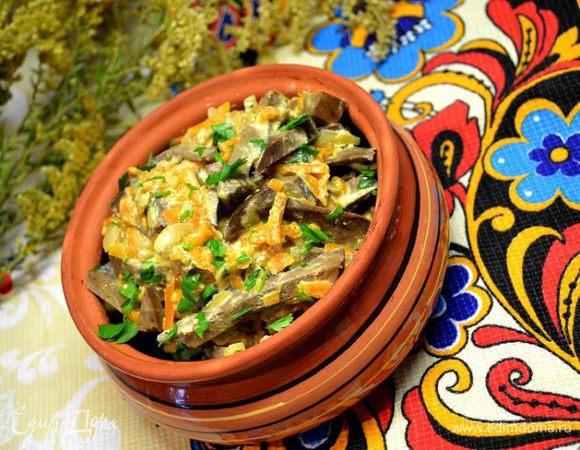 Печень на часа3 замачиваю в холодной воде,промываю,при варке пенку снимаю....через15мин.сливаю после кипения и новым кипятком заливаю,так чище и нежнее печёнка на вкус получается....отвариваю 1час.
На сковородке обжариваю лук,морковку,чеснок,нарезаю соломкой печень и добавляю в овощи,добавить чуть воды и тушить мин.30,затем посолить,добавить специи,сливки и ещё тушить мин.20.Готовое блюдо посыпать свежей зеленью.Подавать с рисом,картошкой,овощами.В моём случае подала с фасолью.