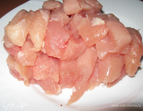 Порезать грудку полосками.