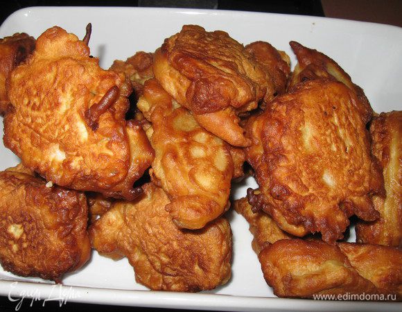 Пожарить в полуглубоком масле и выложить на блюдо.