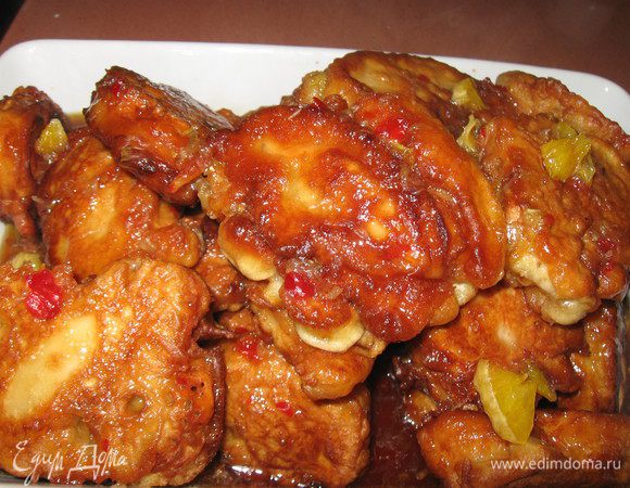 Довести до кипения и варить 5 минут, на маленьком огне.Вылить соус на мясо в кляре на блюде.