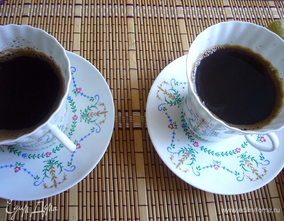 Разлить кофе по чашкам через мелкое сито на 2/3 высоты чашки. Размешать с шоколадом. По желанию можно и ликёр добавить , к примеру хорошо подойдёт Куантро.