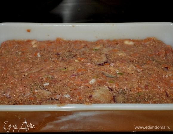 Положить все в хлебную форму для выпечки.Разровнять ложкой или руками.