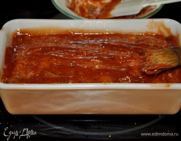 Кисточкой смазать поверх мясной буханки.Поставить форму на противень во избежания капающего жира.
В конце готовки можно прикрыть сверху фольгой.Готовить примерно 90мин.Готовый хлеб дать постоять 15мин.и разрезать порционно на кусочки.