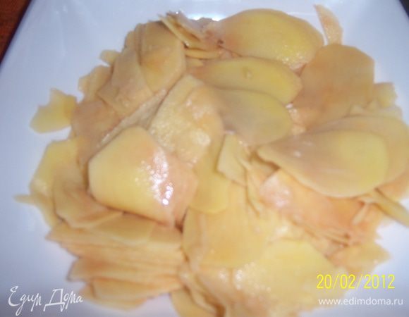 картофель натереть на тёрке полукругом или нарезать тонко.