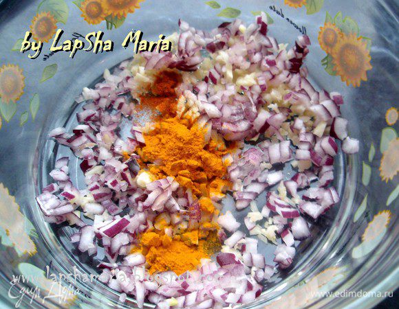 Итак, приготовим маринад. Раздавим зубчики чеснока. почистил лук и все очень мелко нарежем. Смешаем с куркумой и перцем чили.