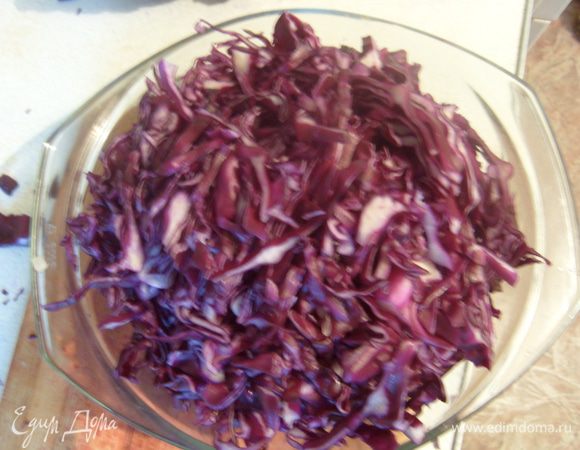 Необходимо подготовить все продукты. Нашинковать капусту. 
