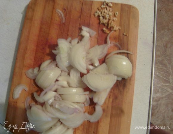 Нарезать тонкими полукольцами лук, мелко порубить чеснок. Яблоко очистить от кожуры, вырезать сердцевину и нарезать тонкими дольками. 