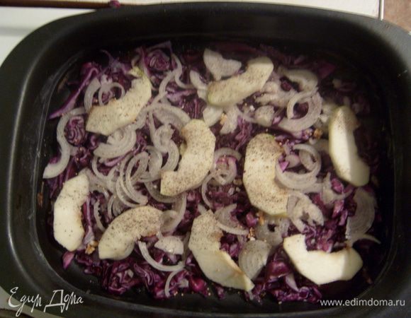 Далее необходимо выложить продукты в форму для запекания слоями, чередуя капусту, лук, яблоко, специи. Итак, смазать форму сливочным маслом. Положить тонким слоем капусту, сверху часть лука, чеснока, яблока. Приправить частью всех перечисленных специй.   