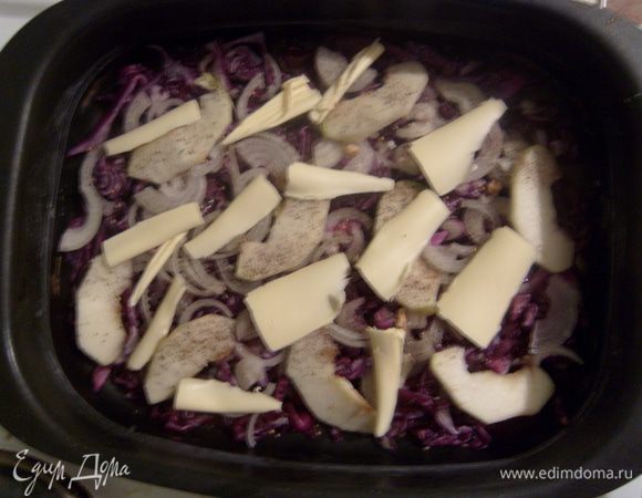 Выложить на слой кусочки тонко порезанного сливочного масла. 