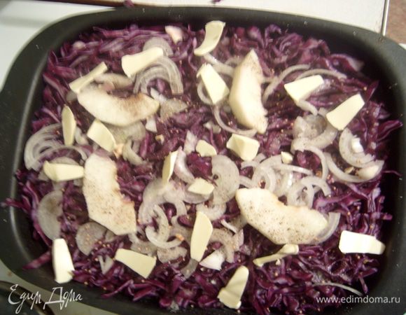 Таким чередованием выложить все продукты. Накрыть форму для запекания фольгой (если у Вас есть форма для запекания с крышкой, то лучше использовать ее). Поставить на 1.5 часа на 170 градусов в духовку. Мешать не нужно. 