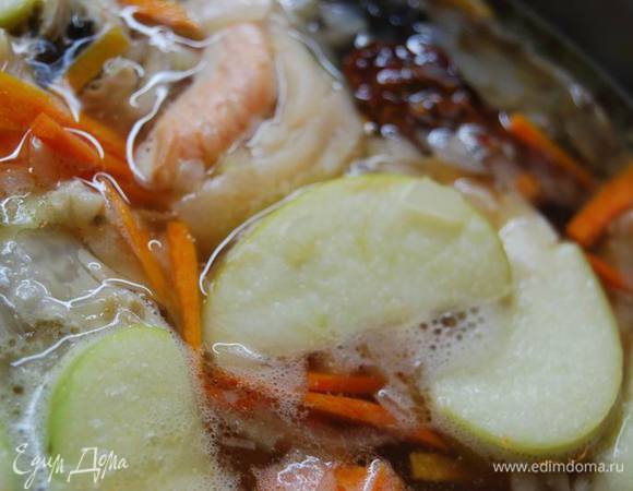 Через пару минут после закладки яблок добавьте в уху сливочное масло и связанный пучок зелени укропа.