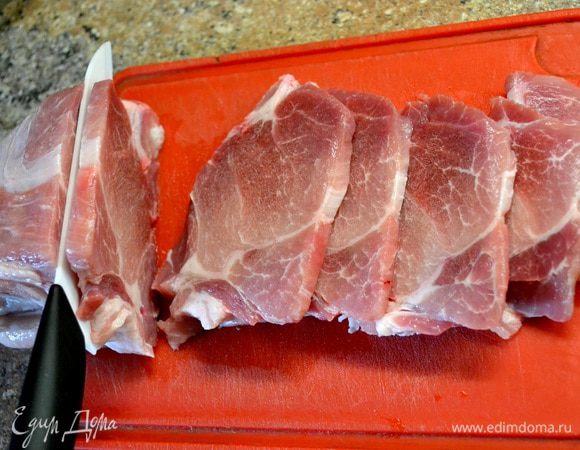 Чистим и отвариваем картошку,сливаем воду...добавляем сливочное масло...В это время мясо нарезаем на куски...солим,посыпаем перцем обжариваем с2х сторон,