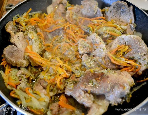 добавляем морковку соломкой,лук соломкой,специи,накрываем крышкой и тушим до готовности.