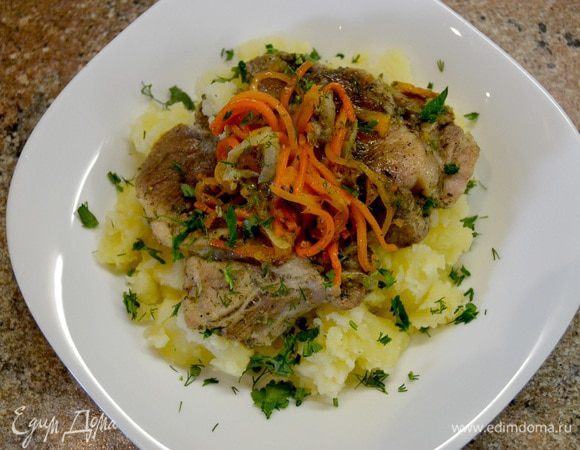 Готовую картошку выкладываем на тарелку,сверху наше мясо,поливаем соком со сковородки,посыпать свежей зеленью.
Приятного аппетита!!!