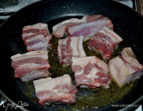 Обжарьте мясо с двух сторон на большом огне до золотистого цвета, добавьте морковь, нарезанную соломкой, и обжарьте 5 минут. На другой сковороде обжарьте лук и помидоры.