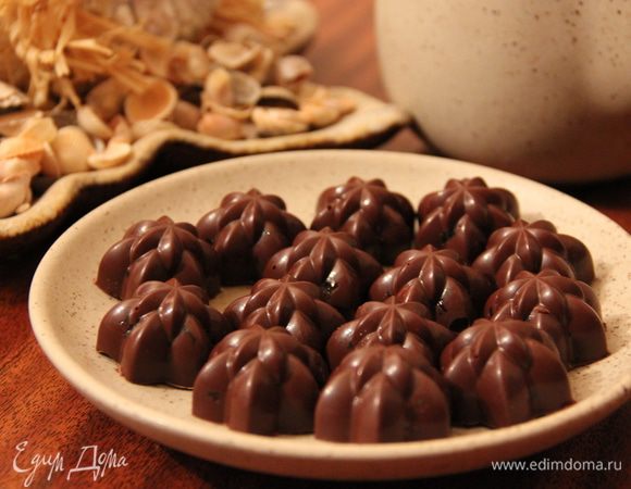 Залить сверху ячейки формы оставшимся шоколадом. И поставить в холодильник до полного застывания.