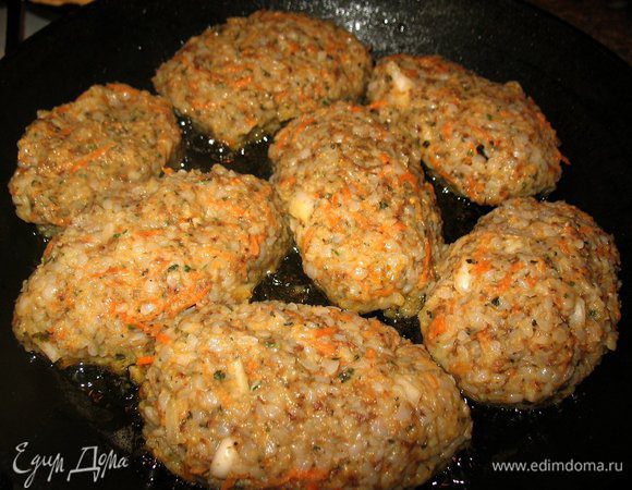 Перемешиваем ингредиенты и лепим котлеты.Жарим с 2х сторон.
Никто не догадается из чего они,ооочень вкусно!!!)
При желании можно котлетки обвалять в муке.