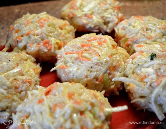 №1отварила рис,добавила капусту соломкой,морковку,сельдерей,специи,лук,яйца.
Налепила котлет...