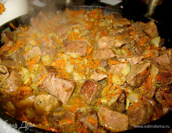 Обжариваю печень,добавляю морковь,лук,специи..
обжариваю...добавляю кипятка и тушу до готовности..