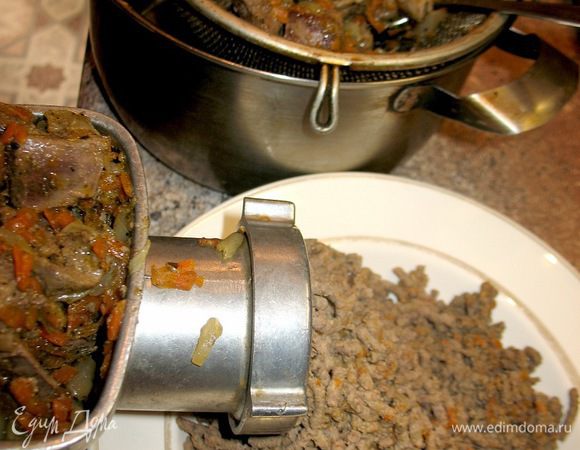 Готовое проворачиваю через мясорубку...2раза..
добавила отваренные сухие грибы...