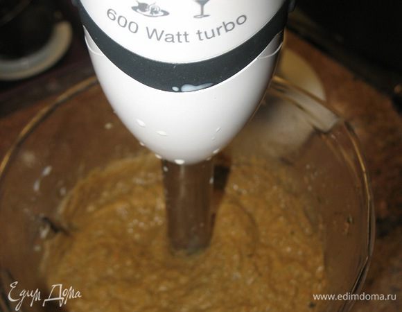 Готовлю ещё паштет из говяжий печени...
По тому же рецепту...только когда обжаривала добавляла сливки...
взбиваю,опять сливки и сливочное масло...
в этот раз без грибов...очень нежное и воздушное...