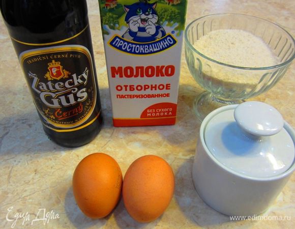 Я видел в нескольких рецептах блинов с пивом, что добавляют соду. Здесь это совершенно не нужно, т.к. образование пузырьков (так называемых "дырочек" в блинах) обеспечивается за счет углекислого газа, находящегося в пиве.