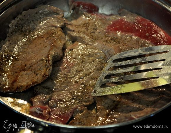 Разогреть горячо сковороду тс олив.маслом!Стейки посолить и поперчить,обжарить с 2х сторон по 2-3 мин.с каждой стороны.