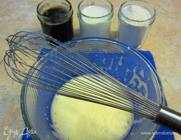 Добавляем в яйца молоко и сахар, размешиваем, чтобы сахар растворился. 
Добавляем масло и размешиваем. Затем добавляем пиво.
