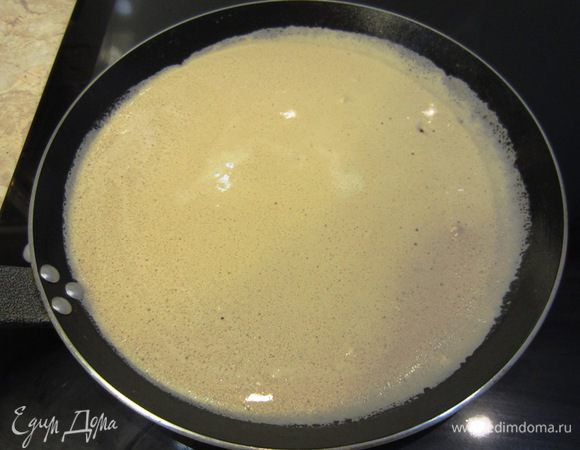 Теперь нагреваем блинную сковороду, смазываем поверхность тампоном, смоченным в масле (я использовал косметические диски).
Слегка перемешав тесто, зачерпываем пол половника теста и выливаем по центру сковороды. Наклоняя кругами сковороду, распределяем тесто по всему дну сковороды. Через минуту переворачиваем. Затем еще через минуту выкладываем на тарелку. В дальнейшем сковороду не надо будет смазывать маслом, т.к. масла в тесте вполне для этого хватает.