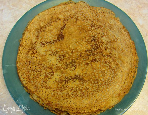 Блины, сложенные стопкой в течение некоторого времени доходят до кондиции, т.к. влага пропитывает их полностью и они становятся нежными. Обычно я переворачиваю всю стопку на тарелке. В этом случае они восстанавливаются более равномерно.