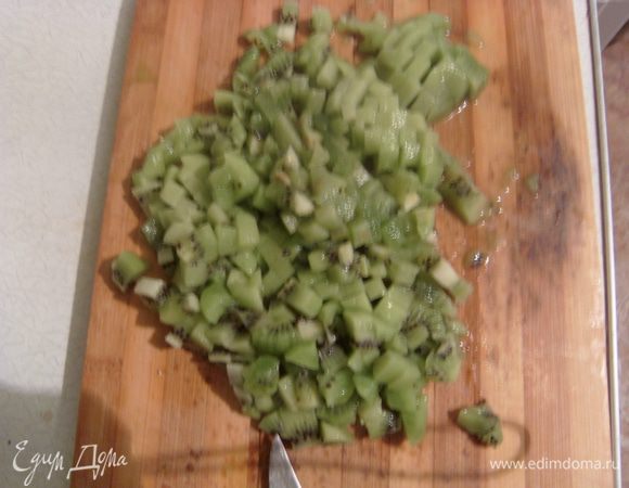 Нарезать киви на мелкие кубики.