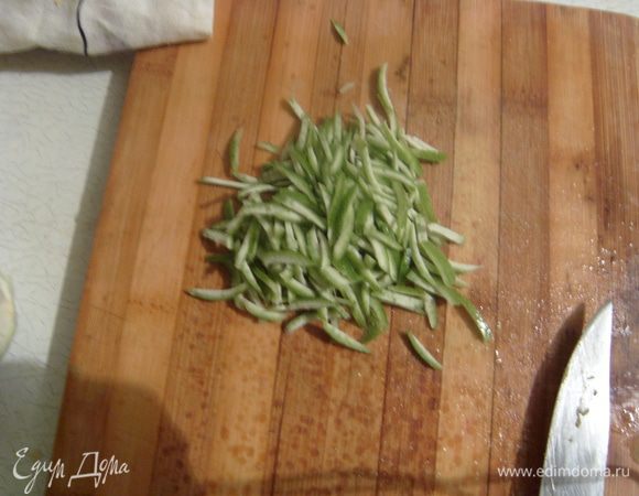 Снять с лайма цедру и нарезать тонкими полосками