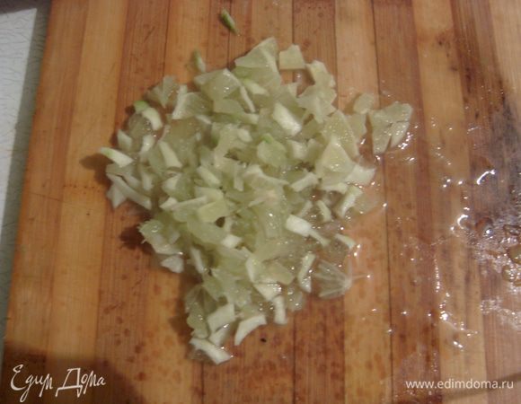 Нарезать лайм на мелкие кубики.