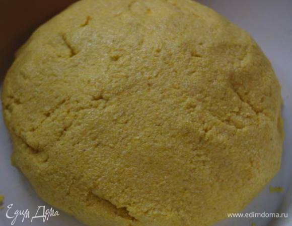 Вымесим руками однородное тесто, которое должно легко скатываться в единый ком. Тесто должно быть чуть влажным,чтобы не трескалось при готовке.Если тесто суховатое - добавьте немного воды или молока.