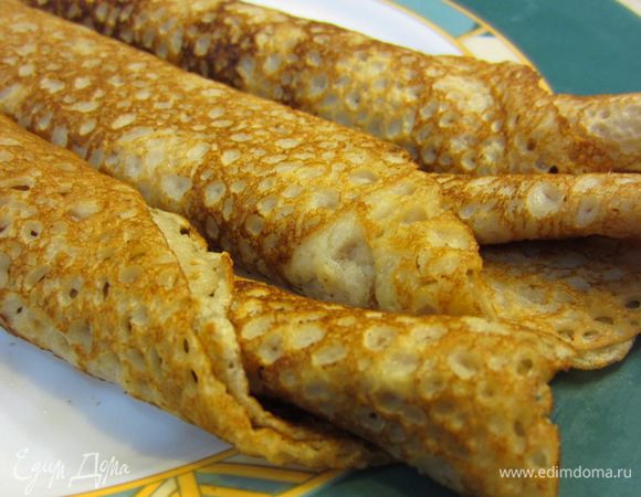 Обратите внимание, насколько они получились тонкими. Это великолепно видно по толщине скатанного блина.