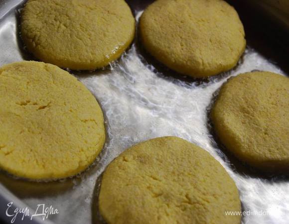 Наливаем в сковороду подсолнечное масло и разогреваем на маленьком огне так, чтобы оно начало слегка дымиться. Формируем из теста шарики, сплющим их,подровняем края и выложим в горячее масло.
Если не хочется лишнего жира, мчади можно печь на сухой сковороде или в духовке при 180 градусах.

