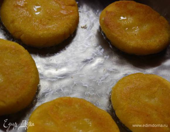 Когда лепешки подрумянятся с одной стороны, перевернем их и накроем крышкой, поджарим с другой стороны. Готовые лепешки выложим на бумажные полотенца - чтобы впитался лишний жир.