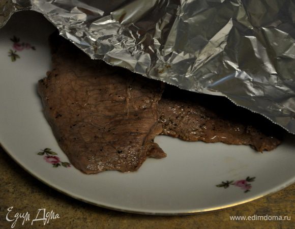 Стейки положить на блюдо и прикрыть фольгой.