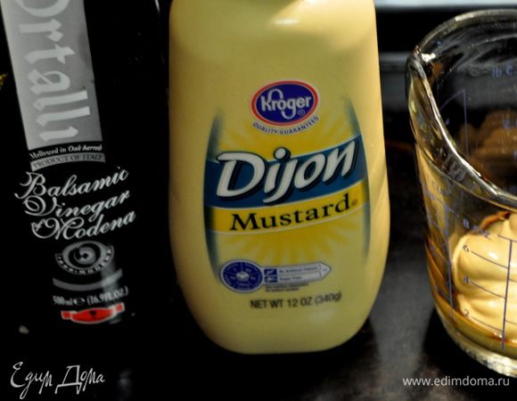 Добавить в сковороду бальзамич. уксус.Варить до сиропа 1-2 мин.
Снять с огня добавить горчицу и перемешать.Подавать стейки с соусом. 