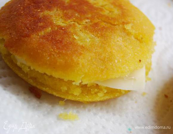 Готовые лепешки выложим на бумажные полотенца - чтобы впитался лишний жир.